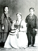 Jean-Louis Frau Nariw-Louise mit Marie und François